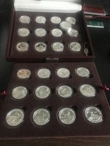 lot 268 image: 25 Piece Silver Coin Collection North American Legends Bucks & Bulls 1 oz .999 Silver Each