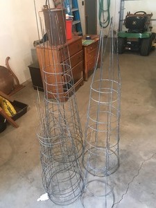 lot 274 image: Tomato Cages