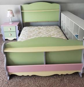 lot 1 image: Full Bed, Dresser, Night Stand & Lamp