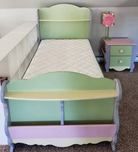 lot 2 image: Twin Bed, Night Stand & Lamp