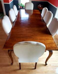 lot 6 image: High End Henredon Dining Room Set complete with Credenza