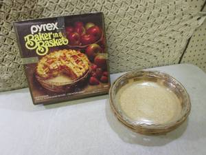 lot 45 image: (F-0) Vintage Pyrex Baker in a Bask...
