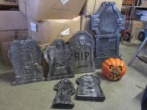 lot 147 image: (BS) Assorted Headstone Halloween D...
