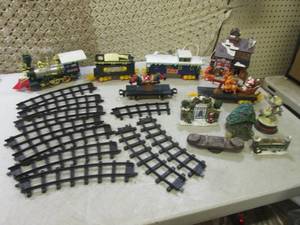 lot 148 image: (F-2) Christmas Train with Tracks L...