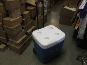 lot 212 image: (D-4) Igloo Ice Cube Portable Coole...