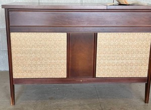 lot 3 image: General Electric Vintage Console Phonograph