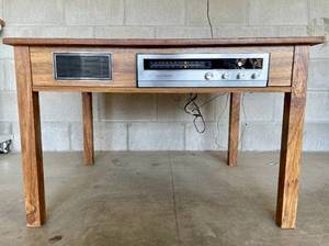 lot 4 image: VIntage AM FM Table Top Radio