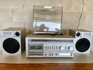lot 7 image: Magnavox CassetteRecord8-Track Player Combo Table Top Stereo 