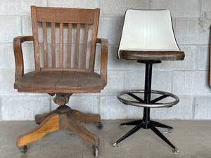 lot 22 image: Lot of 2 Swivel Chairs w Wheels