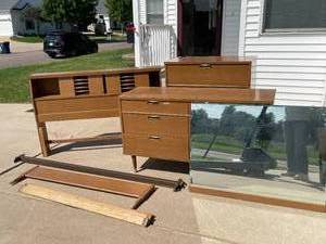 lot 46 image: Full Sized Vintage Bedroom Set