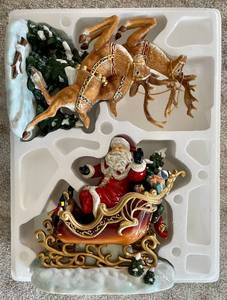 lot 121 image: Grandeur Noel Collectors Edition 2003 Porcelain Santa and Reindeer Set