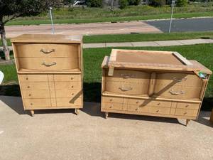 lot 133 image: Full Sized Vintage Bedroom Set with Headboard and Dressers