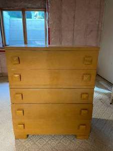 lot 134 image: Full Sized Vintage Bedroom Set w Vanity and Bench