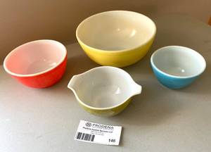 lot 146 image: Lot of 4 Vintage Pyrex Bowls