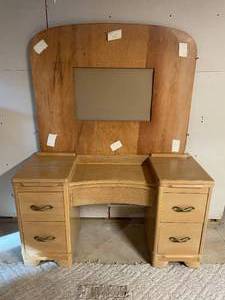 lot 135 image: Vintage Vanity Dresser 