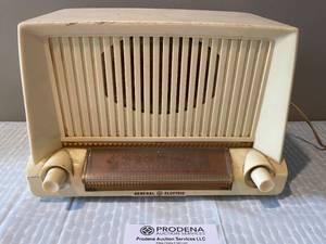 lot 183 image: GE Vintage Model 423 Personal RADIO