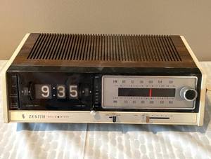 lot 184 image: Zenith Solid State Vintage Alarm Clock Radio
