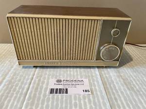 lot 185 image: Zenith Solid State Vintage AM Radio