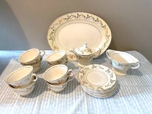 lot 159 image: Edwin Knowles Semi Virtious China Set