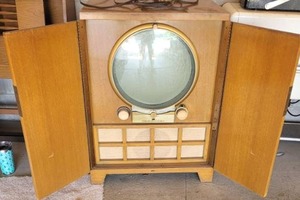 lot 01 image: Vintage Zenith Cabinet Tube TV