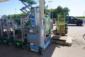 lot 7 image: 2011 Genie GR20 Electric Man Lift