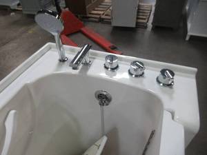 lot 58 image: Health Smart 53 x 26 x 38 White Health Smart Walk In Tub - Right Hand WB-205-RIGHT