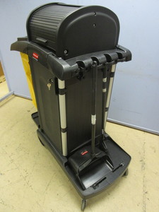lot 403 image: RUBBERMAID JANITOR CART