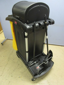 lot 404 image: RUBBERMAID JANITOR CART