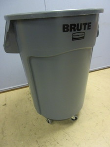 lot 406 image: BRUTE RUBBERMAID 44-GALLON TRASH CART, NSF-CERTIFIED