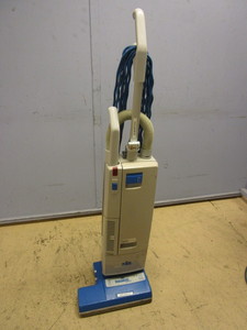 lot 413 image: WINDSOR VERSAMATIC PLUS VACUUM