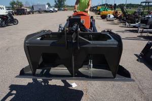 lot 22 image: Brand New CID Brand Toro, Dingo, Boxer Mini Skid Universal Mount 48 FlatSolid Bottom Grapple Bucket