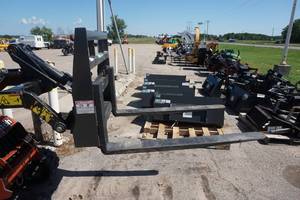 lot 20 image: Brand New CID Brand Toro, Dingo, Boxer Mini Skid Universal Mount Pallet Fork Attachment