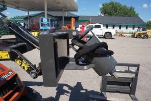 lot 26 image: Brand New CID Brand Toro, Dingo, Boxer Mini Skid Universal Mount Hydraulic Auger Attachment