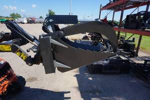 lot 25 image: Brand New CID Brand Toro, Dingo, Boxer Mini Skid Universal Mount Stump Grapple Bucket