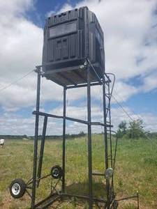 lot 2 image: Enclosed Portable Deer  Hunting Stand on Trailer With Lift.