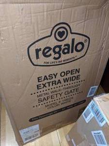 lot 44 image: Regalo Metal Easy Open Extra Wide Walk-Through Gate