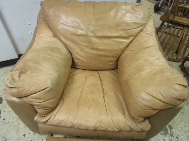 lot 224 image: LEATHER RECLINER