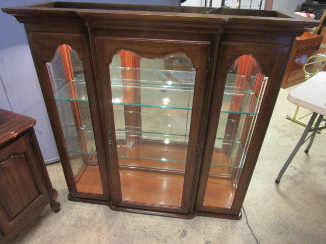 lot 226 image: THOMASVILLE CHINA CABINET W INTERIOR LIGHTING