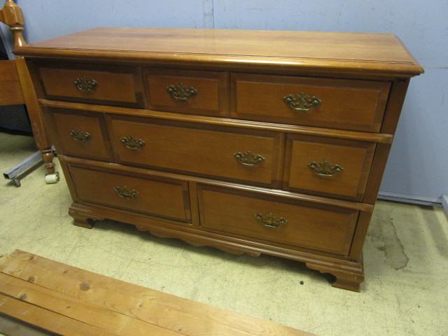 lot 229 image: BASSETT FURNITURE SOLID WOOD DRESSER, FULLDOUBLE BED