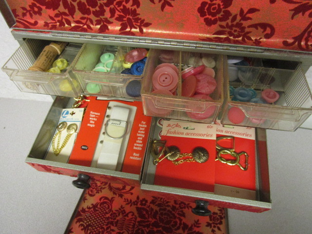 lot 241 image: VINTAGE SEWING CASE, W SEWING ACCESSORIES