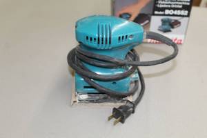 lot 4 image: Makita BO4552 Palm Sander with Dust Collection