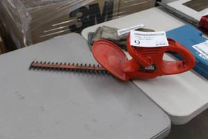 lot 9 image: Black & Decker Electric Hedge Trimmer 17
