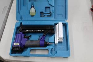 lot 11 image: Central Pneumatic 40115 Contractor Series Air NailerStapler 2-in-1 Kit 18GA 70-100PSI  with Plastic Case