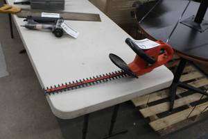 lot 17 image: Black & Decker Electric Hedge Trimmer 18