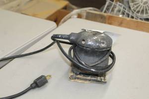 lot 27 image: Black & Decker 7441 Quick Finish Palm Sander