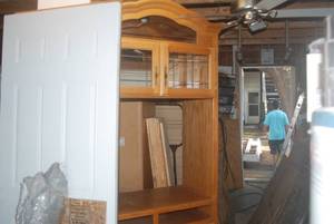 lot 5 image: Lighted 3 piece hutch set. 82x21x40...