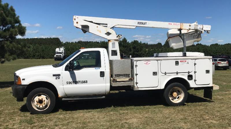 lot 2 image: 2001 Ford F450 SD Bucket Truck