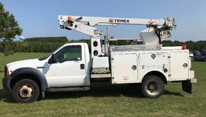lot 1 image: 2006 Ford F450 SD Bucket Truck