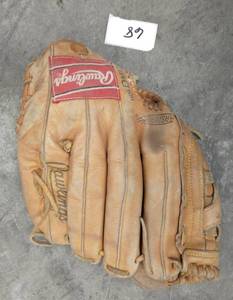 lot 68 image: Rawlings leather baseball glove