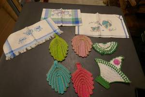 lot 83 image: Vintage dish towels and hot pads